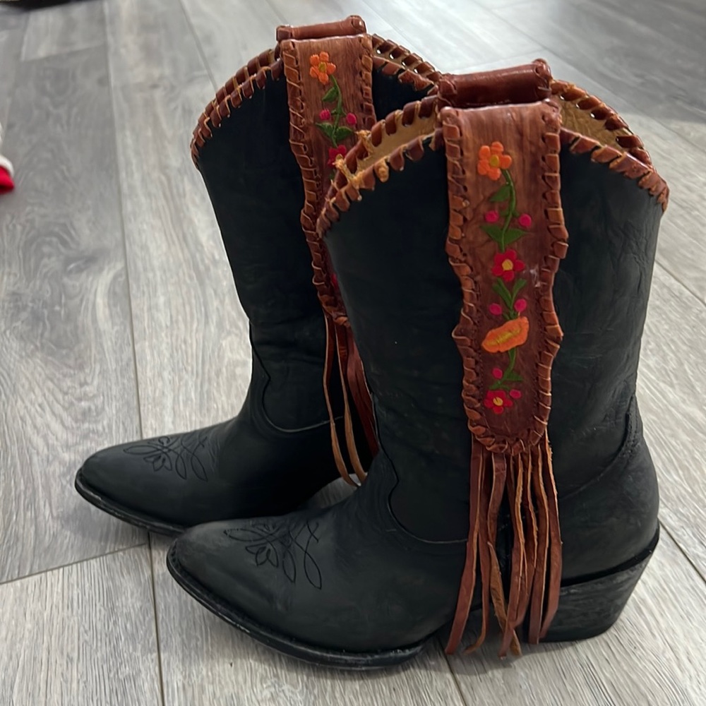 Yippee Kiyay by Old Gringo. Size 7